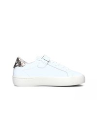 Sneaker bianco con suola piatta, tomaia in pelle liscia e dettaglio metallico testurizzato sul tallone. Presenta lacci e una chiusura in Velcro.