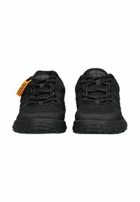 Chaussures de sport noires avec une tige en maille respirante, semelle en caoutchouc texturée, lacets ajustables et une étiquette orange proéminente attachée.