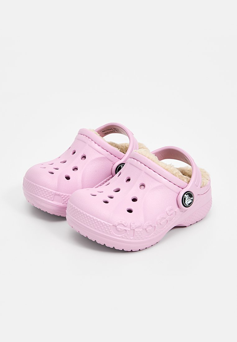 Zoccoli rosa con una morbida fodera interna, design sagomato, fori di ventilazione e un dettaglio del logo nero sul lato. Suola texturizzata per migliorare la presa.