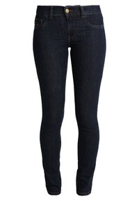 Vaqueros ajustados de denim en azul oscuro, con cierre de botón en la parte delantera, dos bolsillos frontales y detalles de costura mínimos.