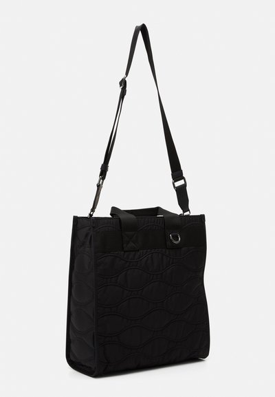 Borsa tote nera trapuntata con forma strutturata, caratterizzata da un motivo ondulato testurizzato, tracolla regolabile e doppi manici superiori.