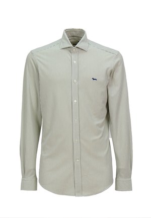 Koszula z długim rękawem i kołnierzykiem zapinanym na guziki, w pionowe zielone i białe paski, z małym niebieskim logo na piersi.