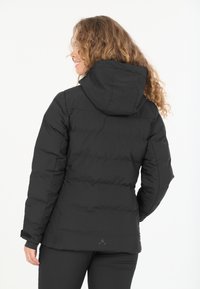 Schwarze Pufferjacke mit Kapuze, ausgestattet mit einem gesteppten Design, glatter Textur und einem dezenten Logo, das auf dem unteren Rücken eingestickt ist.