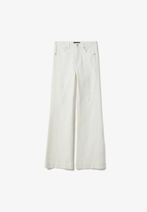 Witte, hoge taille, wijde pijpen broek met knoop aan de voorkant, ritssluiting, lussen voor een riem en voorzakken, plat gelegd op een witte achtergrond.