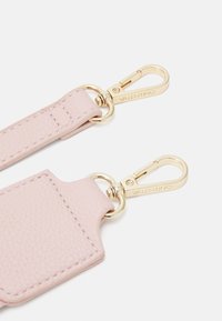 Cintura in pelle rosa con finitura testurizzata, dotata di accessori in metallo dorato e una chiusura a gancio, marchiata "VALENTINO."