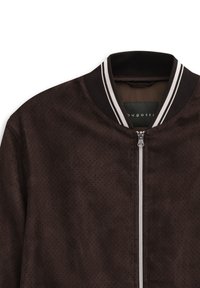 Braune Bomberjacke mit Reißverschluss, geripptem Kragen mit weißen Streifen und strukturiertem Stoff mit kleinen Perforationen.