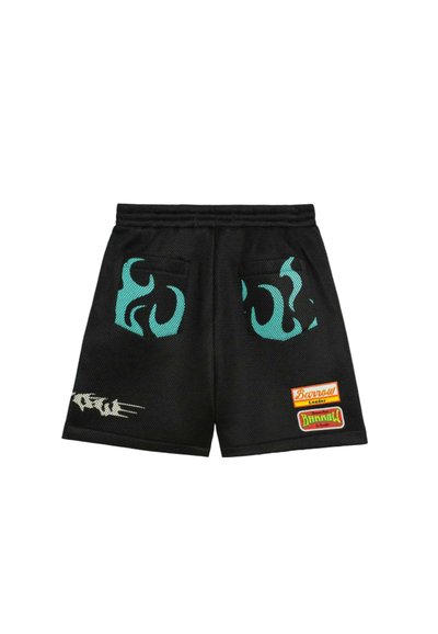 Schwarze Shorts mit türkisfarbenen Flammendesigns auf den Gesäßtaschen und mehreren bunten Markenpatches am rechten Bein und am linken Saum.