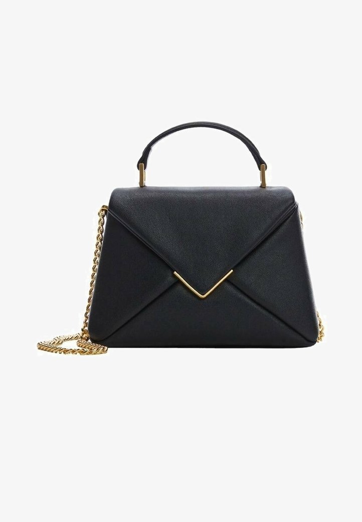Czarna skórzana torebka o wyraźnej, strukturalnej formie, z uchwytem od góry i złotym łańcuszkiem. Na przedniej części widoczny charakterystyczny akcent w kształcie litery V.