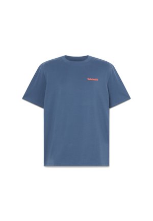 Maglietta di cotone blu con scollo rotondo e maniche corte. Presenta un piccolo logo "Timberland" rosso sulla parte superiore sinistra del petto.