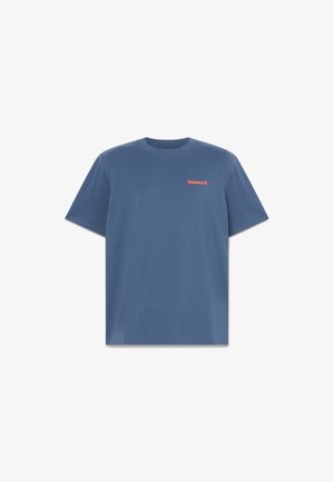 Niebieska bawełniana koszulka z okrągłym dekoltem i krótkimi rękawami. Na górnej lewej stronie piersi znajduje się małe czerwone logo "Timberland".