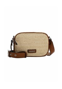 Bolso bandolera de tela tejida beige con acentos y correa de imitación de cuero marrón. Presenta una forma rectangular y un parche con el logo de la marca.