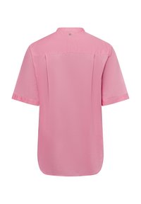 Achteraanzicht van een roze shirt met korte mouwen, met een klein knoopdetail onder de kraag en een rechte yoke-naad over de bovenrug.