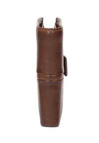 Bruine leren pouch-stijl accessoire met een taps toelopende vorm, gladde textuur en een beveiligde klep. Beschikt over strakke lijnen en minimale details.