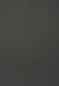 Črn rebrast material z gladko teksturo, enakomerno tkano, z diskretnim sijajem in dosledno barvo po celotnem.