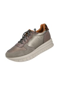 Zapatillas grises que presentan una mezcla de materiales texturizados, acentos metálicos y un cordón con patrón. Suela gruesa para mayor comodidad y soporte.