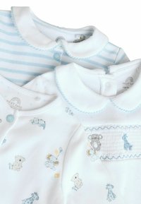 Drei Babyoberteile: eines mit blauen Streifen und einem Kragen, zwei in uni-weiß mit Tiermotiven und zarten blauen Akzenten, mit Knöpfen.