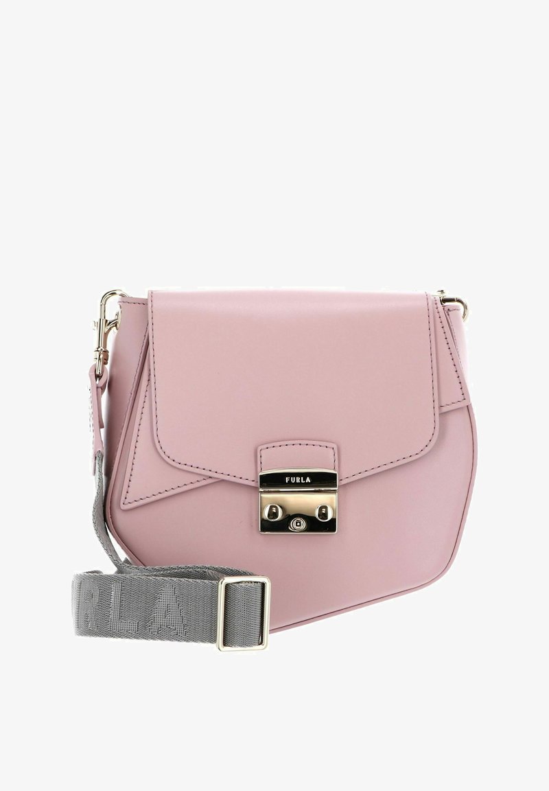 Borsa a tracolla rosa in pelle con chiusura a pattina, hardware argentato e una tracolla grigia con il nome del marchio. Texture liscia, design minimalista.