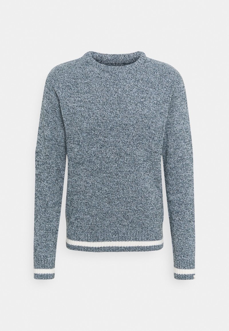 Pull en maille à manches longues avec col rond, motif moucheté bleu et blanc, et rayures blanches aux poignets et à l'ourlet.