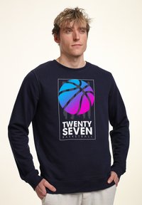 Felpa girocollo blu navy con una grafica di un pallone da basket in tonalità blu e rosa, con il testo "TWENTY SEVEN BASKETBALL" sotto.