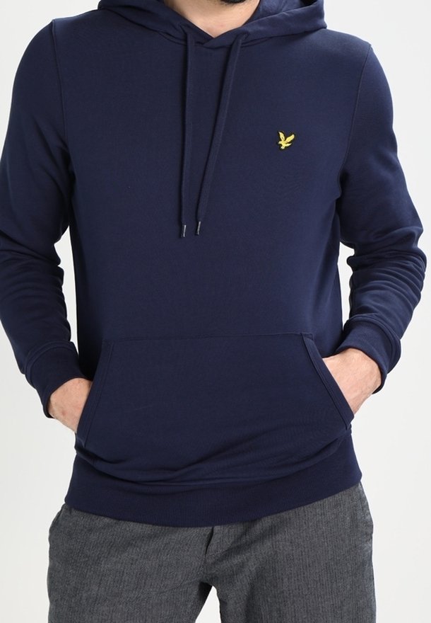 Hoodie bleu marine en mélange de coton, avec une poche avant et un petit logo jaune sur la poitrine. Texture douce et cordon de serrage adjustable.