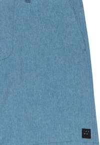 Shorts azzurri chiari realizzati in tessuto testurizzato, con una tasca posteriore e una piccola etichetta nera sul lato inferiore destro.