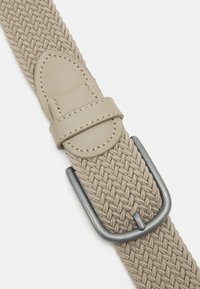 Geflochtener G�ürtel aus beigem Textil mit einem glatten Lederband und einer matten grauen Metallschnalle. Verfügt über feine Nähte und ein abgerundetes Ende.