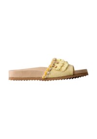 Sandale à enfiler avec une semelle épaisse beige, bride en tissu jaune texturé ornée de franges et de petites décorations en coquillage.