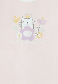 Camiseta de algodón rosa con una ilustración de un gato adorable con una flor, rodeado de acentos florales coloridos y el texto "pequeños tesoros".