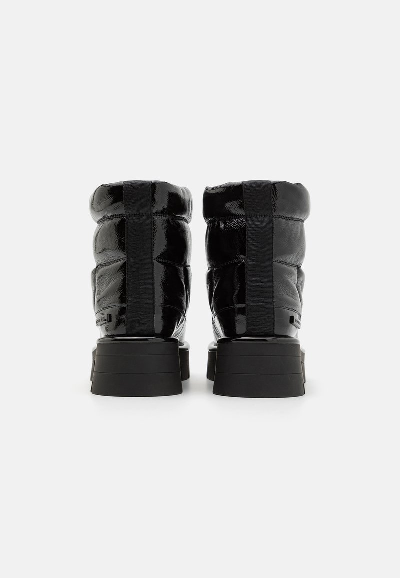 Stivali alla caviglia in vernice nera con design trapuntato, dotati di una suola in gomma spessa e dettagli in tessuto sul retro.