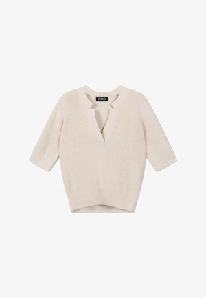 Beiger gerippter Strickpullover mit dreiviertel Ärmeln und einem V-förmigen Ausschnitt, innen am Kragen mit "REPEAT" gekennzeichnet.