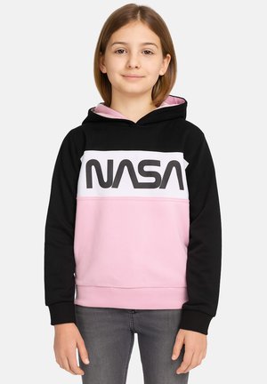 Kapuzensweatshirt mit einem schwarz-rosa Farbschema; verfügt über ein weißes Paneel mit einem auffälligen schwarzen "NASA"-Logo. Material aus Baumwollmischung.