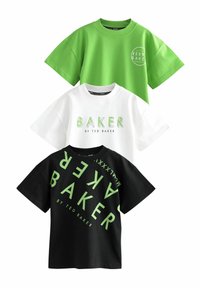 Tre t-shirts: lys grøn, hvid med grøn tekst og sort med skrå grønne bogstaver. Alle har korte ærmer og rund hals.