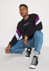 Kaotiko UNISEX CREW WALKER - Camisola - black