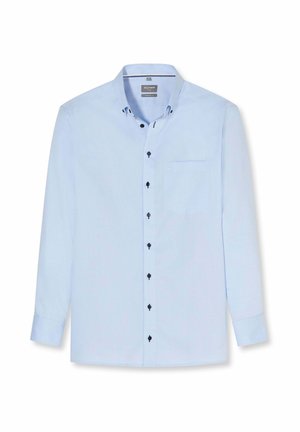 Lichtblauw overhemd voor heren met lange mouwen, button-down kraag, donkere knopen en een borstzak, plat weergegeven op een witte achtergrond.