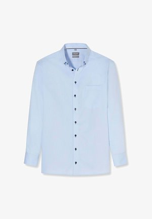 Hellblaues Herrenhemd mit langen Ärmeln, Button-Down-Kragen, dunklen Knöpfen und einer Brusttasche, flach auf weißem Hintergrund präsentiert.