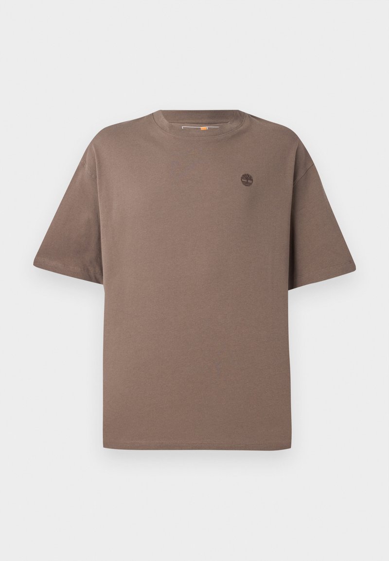 T-shirt en coton marron avec un col rond et des manches courtes, comportant un petit logo sur la poitrine, une texture lisse et une coupe décontractée.