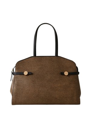 Borsa marrone con trama, manici neri, cinturini neri sulla parte anteriore assicurati da bottoni rotondi in tonalità oro e una linguetta con cerniera laterale.