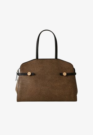 Borsa marrone con trama, manici neri, cinturini neri sulla parte anteriore assicurati da bottoni rotondi in tonalità oro e una linguetta con cerniera laterale.