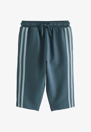 Blå atletiske shorts til knæet med elastisk talje, snøre, sidelommer og to lysere striber ned langs hvert ben.