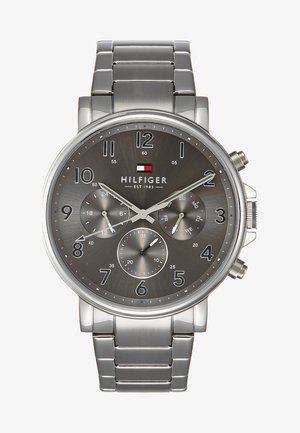 Sidabrinis nerūdijančio plieno laikrodis su pilku ciferblatu, dideliais valandų žymekliais, chronografo subdialais ir poliruota apyranke.