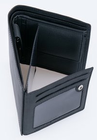 Černá kožená peněženka s dvoudílným designem, několika přihrádkami na karty, průhledným držákem na průkaz totožnosti a stříbrným patentem. Texturovaný povrch.