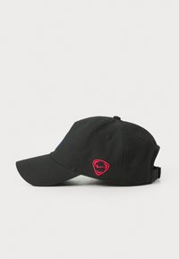Casquette de baseball noire en coton, avec un logo rouge brodé sur le côté, une visière incurvée, une sangle ajustable et des accents de couture.
