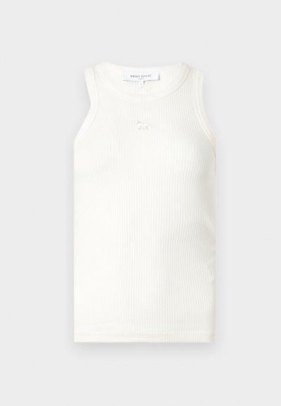 Λευκό ριμπ αμάνικο τοπ με στρογγυλή λαιμόκοψη και μικρή κεντημένη λεπτομέρεια αλεπούς κάτω από το γιακά, με ετικέτα Maison Kitsuné.