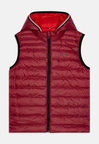 Gilet rembourré rouge avec un col montant et des bordures noires, muni d'une fermeture éclair à l'avant et d'un détail de logo. La doublure intérieure est d'un rouge vif.