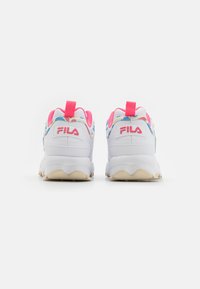 Baskets de sport blanches avec des accents roses, présentant une texture lisse et un design multicolore autour du talon. Logo Fila visible.