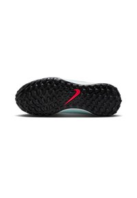 Die Sohle des Nike-Schuhs verfügt über einen strukturierten schwarzen Gummi mit einer aqua-blauen Basis und einem auffälligen roten Swoosh-Akzent. Das Design beinhaltet ausgeprägte Traktionsmuster.