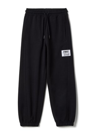 Schwarze Jogginghosen mit elastischem Bund und Bündchen, Kordelzug, Seitentaschen und einem weißen Aufnäher mit der Aufschrift "Street Team" am rechten Oberschenkel.