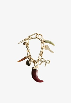 Bracelet chaîne en or avec des breloques incluant une corne bordeaux, une corne verte, une clé, un cœur, une pierre noire, une corne marron et un nœud en corde.