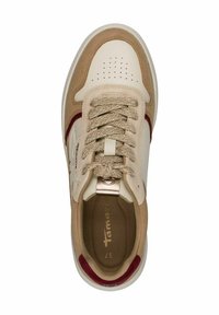 Sneakers med en överdel i cremefärgad läder och bruna mockadetaljer, beige skosnören, perforerade detaljer och en röd kant på hälen.