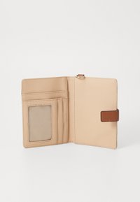Lichtbeige portemonnee met een gladde textuur, uitgerust met een transparante ID-slot, meerdere kaarthouders en een bruine sluiting met band.